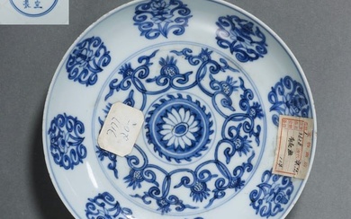 MING DYNASTY XUANDE PERIOD BLUE AND WHITE FLOWER PATTERN PLATE