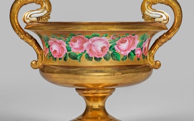 Magnifique vase Meissen à anse en fond d'or avec frise de fleurs Sur un pied...