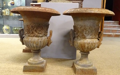 Meuble: Paire de vasques de jardin anciennes en fonte modèle Médicis avec anses tête de...