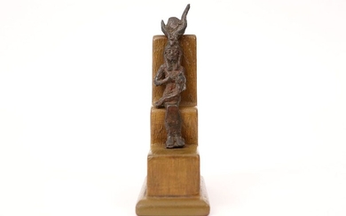 OUD-EGYPTE - LATE RIJK (712 - 332 BC) petite sculpture en bronze : "Isis avec...