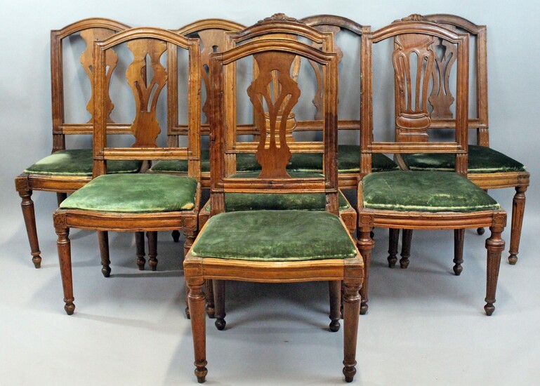 Otto sedie in noce del XVIII secolo, schienali a giorno, sedute imbottite e rivestite in velluto verde, (normali segni del tempo)