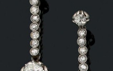 PAIR OF EARRINGS Diamonds, platinum (850).
