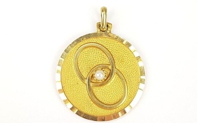 PENDANT in gold 750 ‰ adorned with two interlaced wedding rings with a small central pearl, annotated on the back 4-6-69 Back in a misma carne. PB 9,19 g
