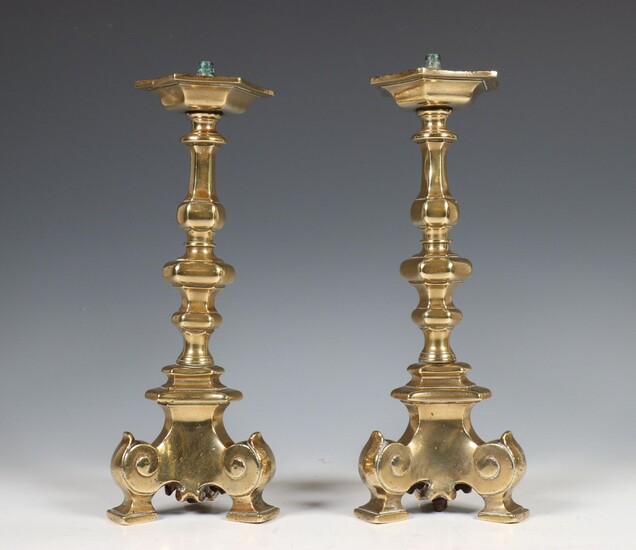 Paar bronzen éénlichts kandelaars, Barok, 18e eeuw;