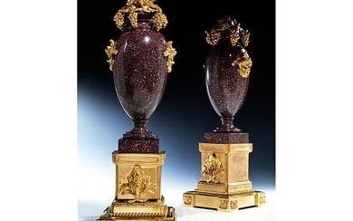 Paar elegante Kaminziervasen in rotem ägyptischem Porphyr und feuervergoldeter Bronze