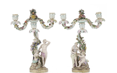 Paire de candélabres à 2 bras de lumière en porcelaine de Meissen, XIXe. A décor de personnages, fleurs et feuillage, les bras amovibles