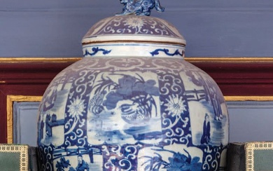 Paire de pots couverts en porcelaine bleu... - Lot 150 - Giquello