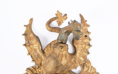 Paire de robinets d'applique en bronze doré figurant deux dragons sur un décor de rocaille....