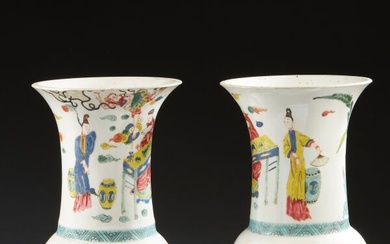 Paire de vases yenyen en porcelaine famille rose balustres à décor de scènes de bataille,...