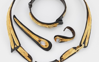Parure extravagante d'Eva Mascher-Elsässer Collier, bracelet, broche et bague. Fer et or jaune, façonné 900....