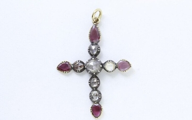 Pendant in 585 gold and 800 silver holding a beautiful cross dressed with crowned roses and faceted garnets in a closed setting. Work of the beginning of the XIX° century.
