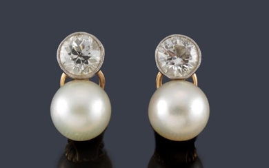 Pendientes 'tu y yo' con dos diamantes talla antigua de aprox. 1,20 ct y 1,19 ct respectivamente con perlas. Años '30.