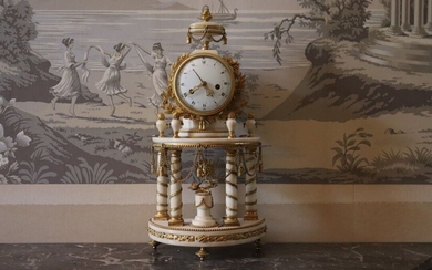 Pendule-portique en bronze doré et marbre blanc. Époque Louis XVI. Dimensions : 51 x 26...