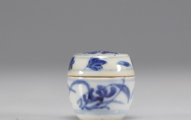 Petite boite à encre en porcelaine blanc bleu Poids: 20 g Région: Asie Dimensions: H=30mm...