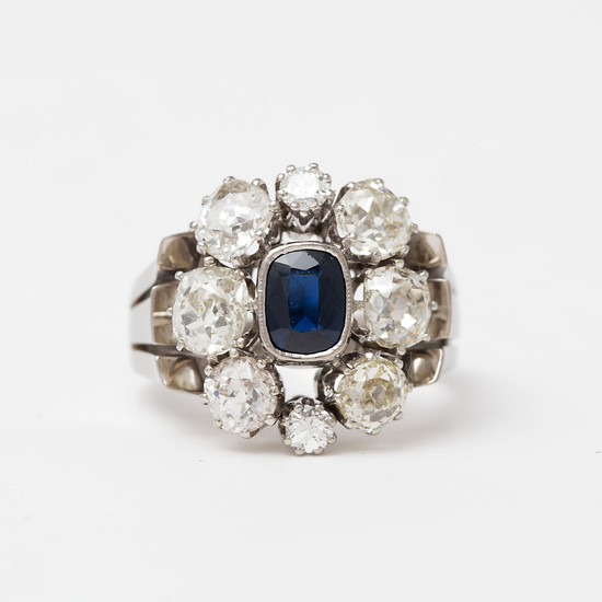 RING, vitguld, ovalslipad safir, 6 gammalslipade diamanter, 2 briljanter, totalt ca 2 ct. Ceson Guldvaru Ab, Göteborg, 1955. at auction | LOT-ART