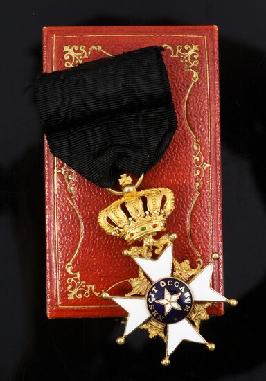ROYAL ORDER OF THE POLAR STAR (Sweden). Knight's cross, gold and enamel, with part of ribbon in black moiré silk taffeta. Good condition. Preserved in its original case. H. : 5,5 cm - L. : 3 cm. Gross weight: 8 g. See illustration page 21.