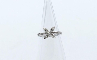 Ring in 18 ct white gold set with 4 marquise cut diamonds +/- 0.80 ct and 12 brilliants +/- 0.12 ct - 3.7 g (Size: 53)