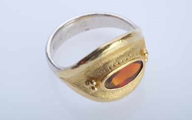 Ring with topaz, beautiful brilliance and colour.