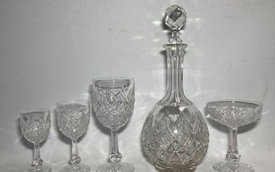 SAINT LOUIS Service en cristal comprenant: - deux carafes et deux bouchons. H.: 30 cm...