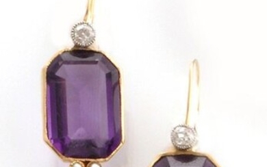 SET in 750 thousandths yellow gold adorned with amethysts, pearls and brilliant-cut diamonds composed of a pair of earrings and a necklace. Neck size : 38 cm Gross weight : 19.34 gr. A yellow gold, amethyst, pearls and diamonds set of earrings and a...