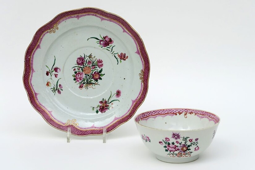 Set chinois 18°eeuwse de bol et plat en porcelaine avec décor Famille Rose avec fleurs...