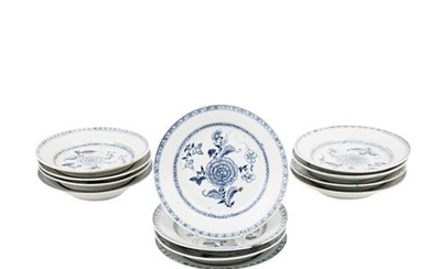 Set von zwölf unterglasurblauen Tellern. TEK SING/CHINA, 1820er Jahre.