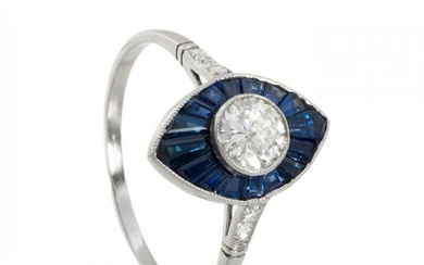 Shuttle ring in 18kt white gold with diamonds and sapphires. Frontis with central diamond with ca.