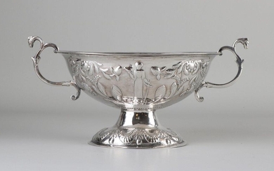 Silver brandy bowl, 833/000, decorated with a mechanism with faith and hope and floral decoration. With handles made from curls. MT .: G. Wouda, Drachten, jl.:X:1857. Features faint monogram engraving. 24x14x12cm. about 197 grams. In good condition