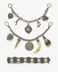Trachtenschmuck, Collier, zwei Charivaris, Armband, Uhrspange, Anhänger in Hechtform, zwei Ringe und ein Paar Ohrgehänge
