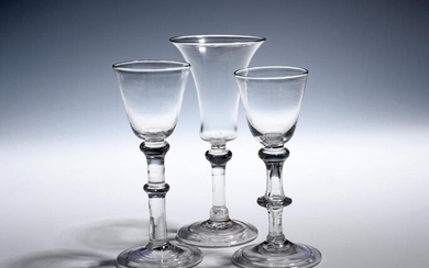 Trois verres à vin balustres vers 1740-50, deux avec des bols ronds en entonnoir sur...