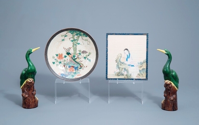 Un plat en porcelaine de Chine famille verte dite 'de Nankin', une paire d'oiseaux polychromes et une peinture sur soie, 19ème/20ème siècle