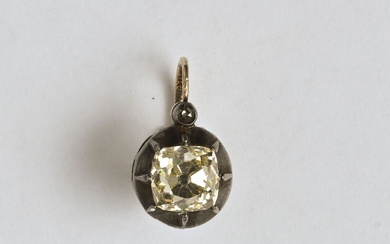Une dormeuse ancienne en or jaune 18K (750/oo) et argent (800/oo) ornée d'un diamant jaune...