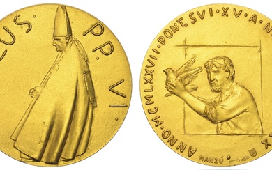 VATICAN. PAUL VI, 1963-1978. Médaille d'or 1977/A. XV. Pontife debout, de face, à droite, avec...