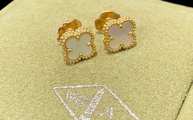 Van Cleef & Arpels Sweet Alhambra earstuds, 18K yellow gold, Mother-of-pearl