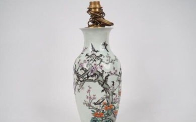 Vase balustre en porcelaine et émaux, famille rose, à décor de colonies de pie sur...