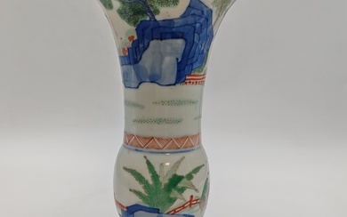 Vase de forme Gu en porcelaine, Chine, XXe siècle, style Transition A décor de scènes...