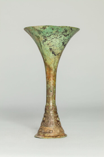 Vase de forme Gu à décor de type archaïsant....