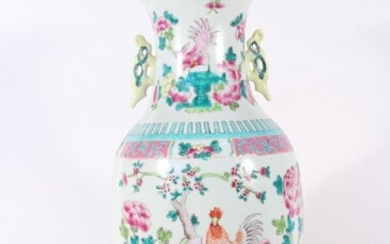 Vase de forme balustre en porcelaine à décor... - Lot 50 - Briscadieu