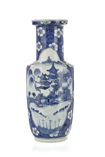 Vase en porcelaine, Chine, XIXe s., décor en bleu de paysages dans des cartouches sur fond "glace brisée" et fleurs, h. 30 cm