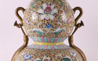 Vase gourde à oreilles en porcelaine millefleures, d'après un exemple ancien Daoguang, Chine 21e siècle....