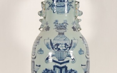 VaseAnses en forme de chiens de fô. Décor bleu sur fond céladon d'objets mobilier. Chine....