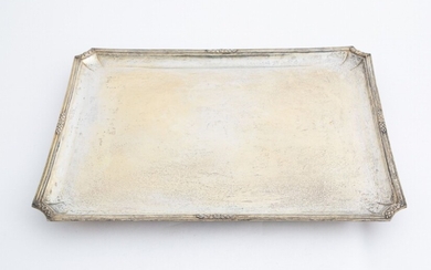Vassoio rettangolare in argento con piedini, gr. 2740 ca....