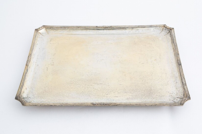 Vassoio rettangolare in argento con piedini, gr. 2740 ca....