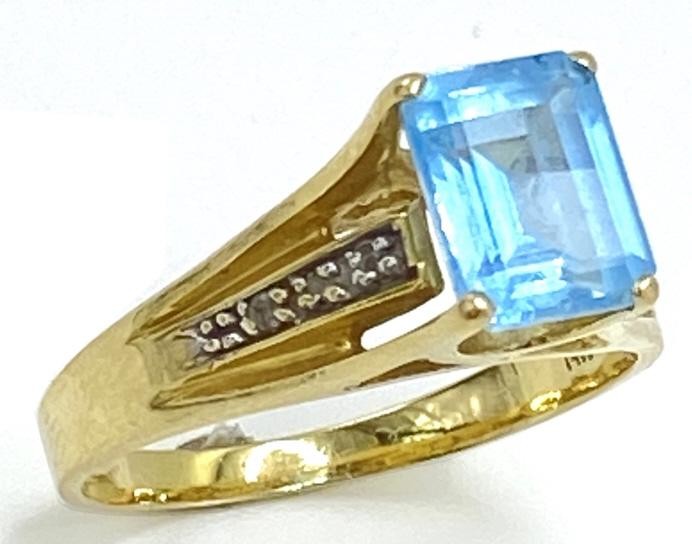 Vintage 14k Gold Aquamarine and Diamond Ring