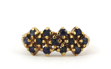 YELLOW GOLD AND SAPPHIRE RING.