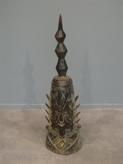 (-), grote Afrikaans houten Oba kroon, versierd met...