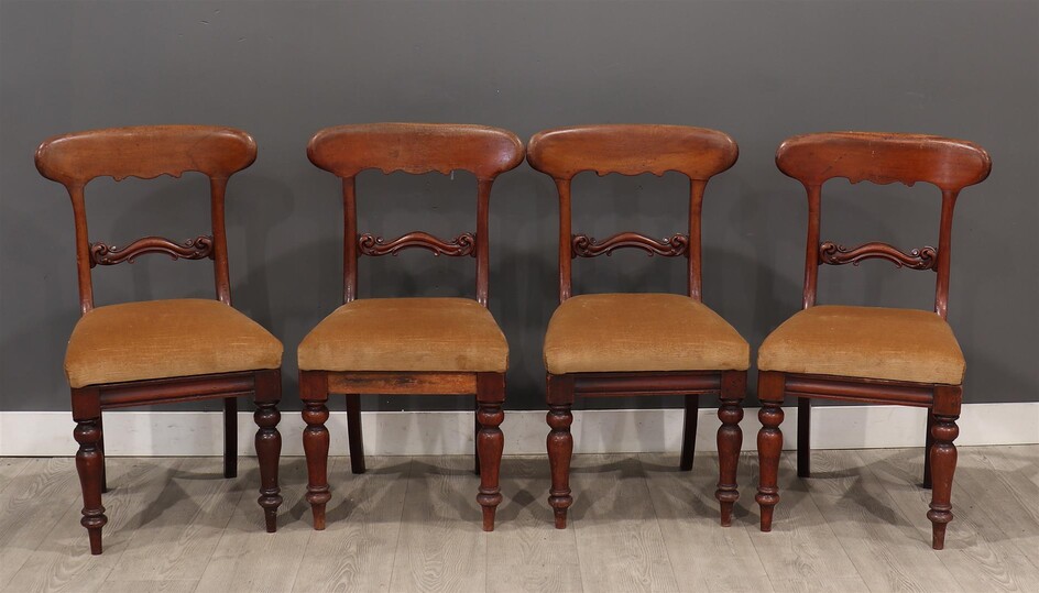 (-), set van 4 Engelse mahonie stoelen rustend...