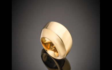 VHERNIER Yellow gold shaped "Aladdin" band ring, g 18.20...