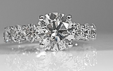 14 kt. White gold - Ring - 2.01 ct Diamond - 3.80 ct Side Diamonds -No Reserve