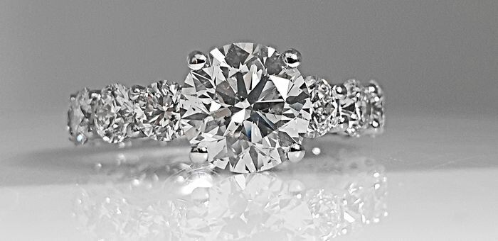14 kt. White gold - Ring - 2.01 ct Diamond - 3.80 ct Side Diamonds -No Reserve